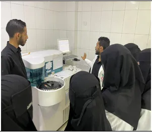 جامعة الحكمة تنظم زيارة علمية لطلاب المختبرات إلى مستشفى المودة للتعرف على الأجهزة الطبية الحديثة