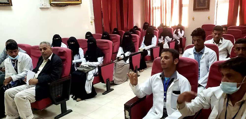 "مساعدو الأطباء بمعهد الجامعة للعلوم الطبية بذمار يزورون مستشفى جامعة العلوم والتكنولوجيا بالعاصمة صنعاء"