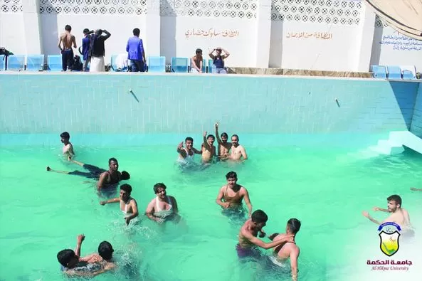 جامعة الحكمة تنظم لطلابها رحلة ترفيهية