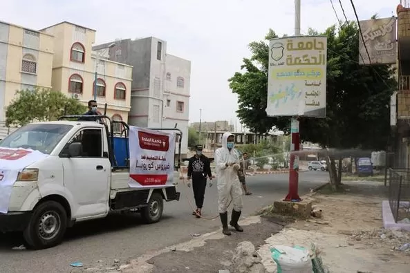 برعاية مكتب الصحة العامة والسكان جامعة الحكمة تنفذ حملة رش وتعقيم لمواجهة فيروس كورونا