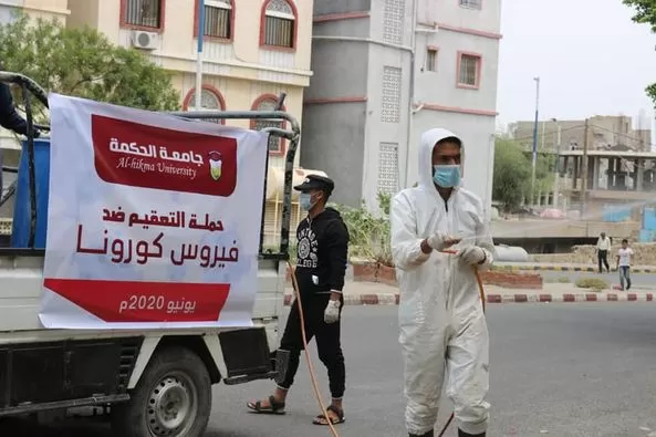 برعاية مكتب الصحة العامة والسكان جامعة الحكمة تنفذ حملة رش وتعقيم لمواجهة فيروس كورونا