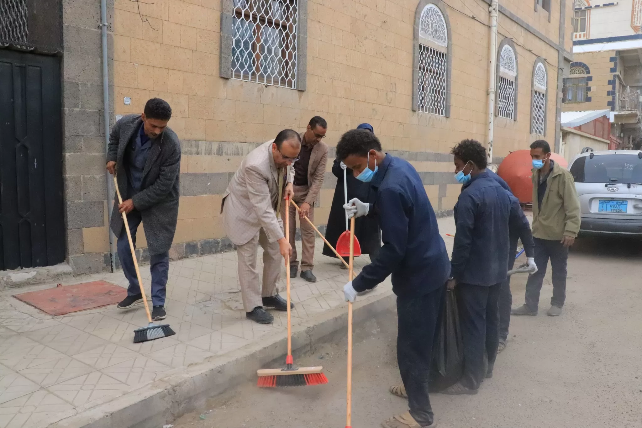 جامعة الحكمة تدشن برنامج الحملة الوطنية للبيئة والنظافة العامة 1/1 بالعاصمة صنعاء