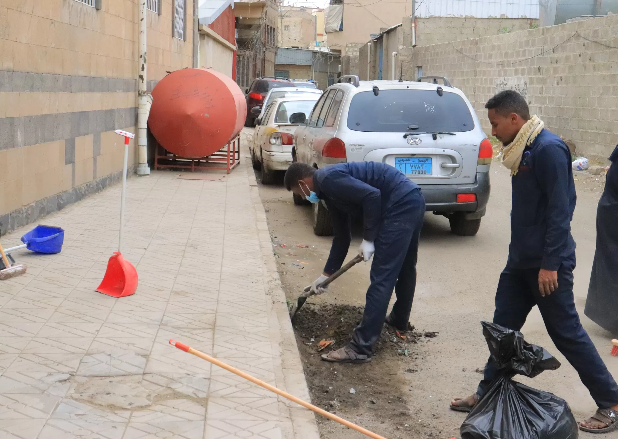 جامعة الحكمة تدشن برنامج الحملة الوطنية للبيئة والنظافة العامة 1/1 بالعاصمة صنعاء