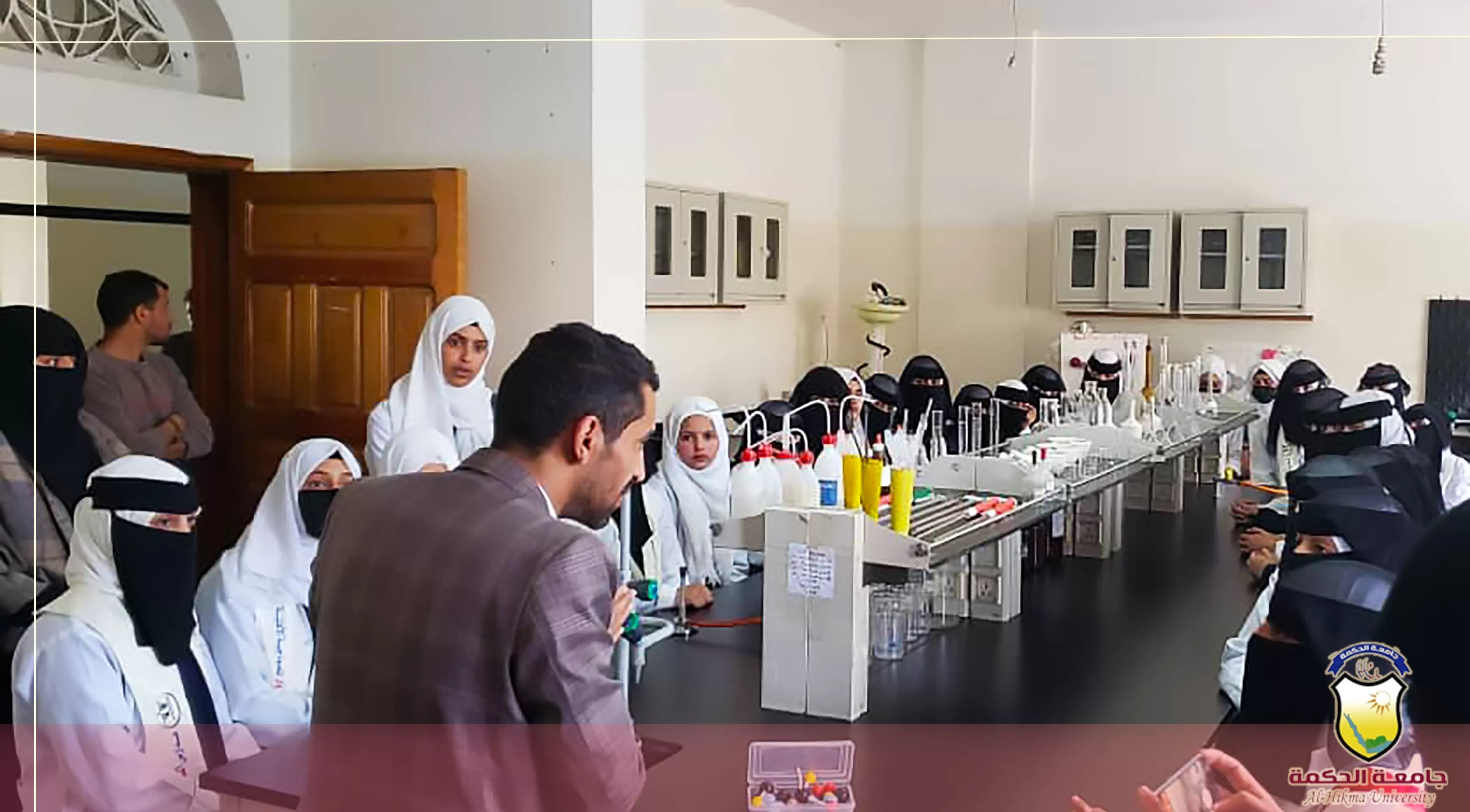 بحضور رئيس الجامعة الدكتور مختار دائل؛ طالبات مدارس الروّاد النموذجية يزرن جامعة الحكمة - ذمار