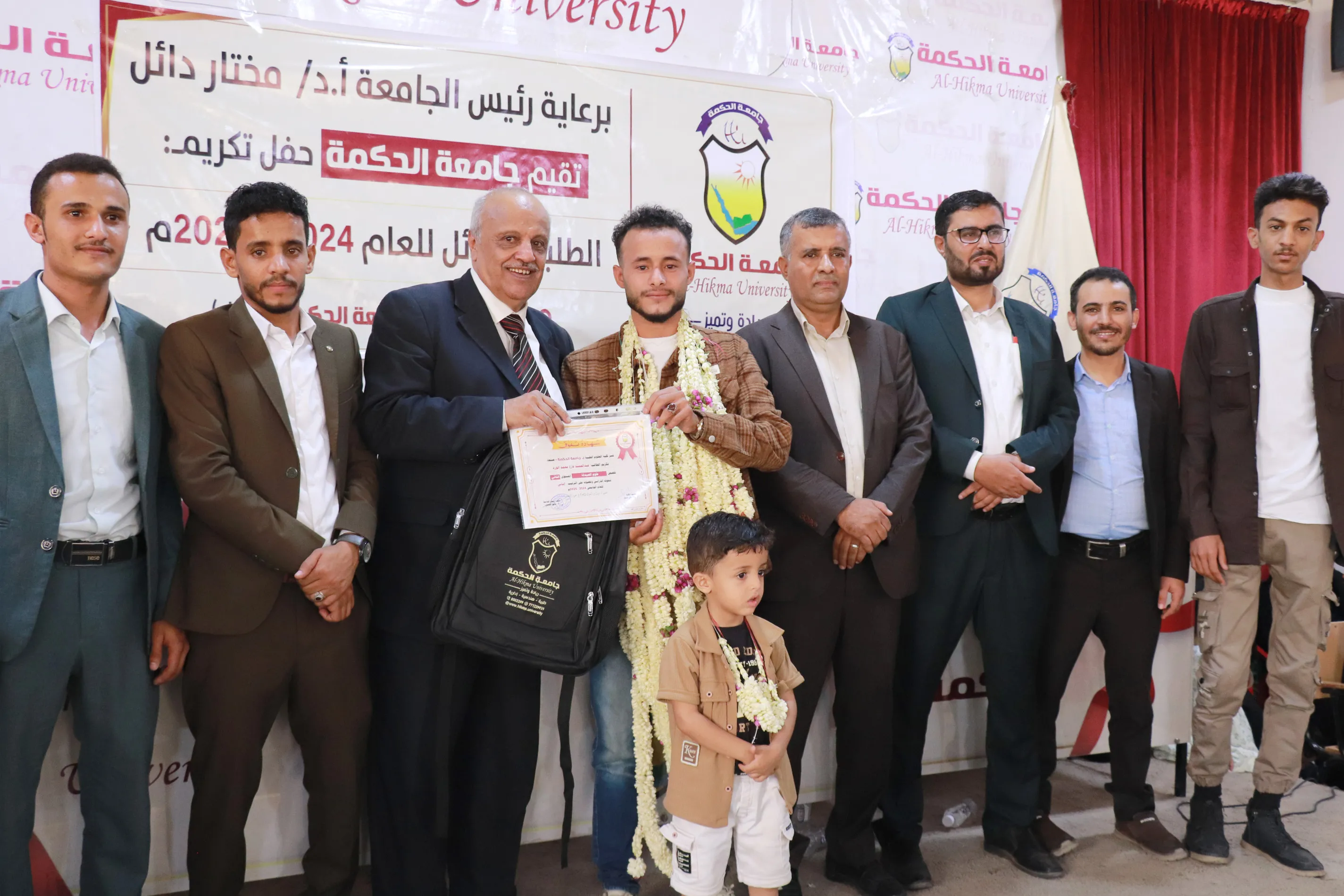كلية العلوم الطبية بجامعة الحكمة تكرم طلابها الأوائل للعام الجامعي 2024–2025م