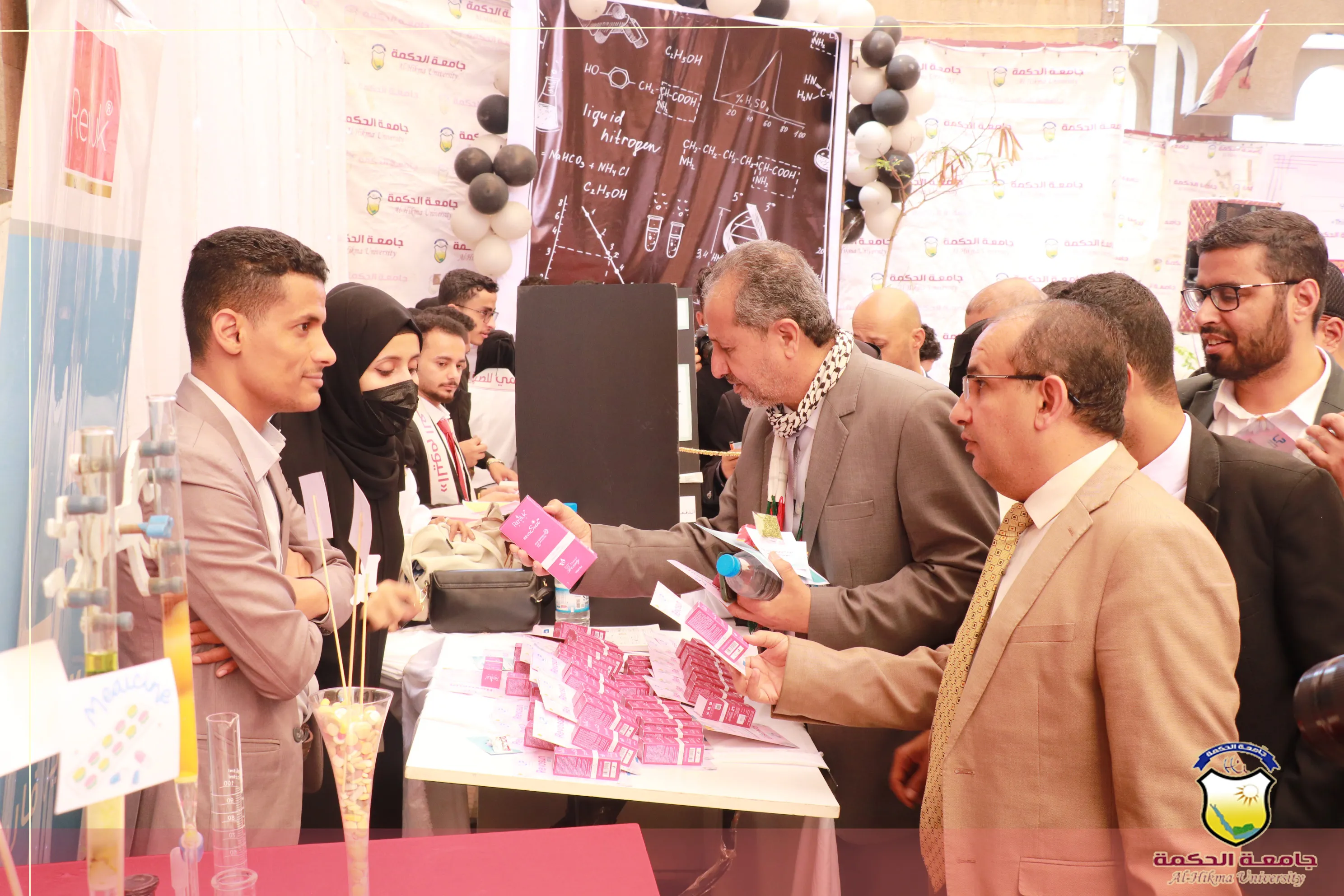 جامعة الحكمة تقيم ندوة ومعرض للإنتاج الصيدلي بمناسبة #اليوم_العالمي_للصيادلة