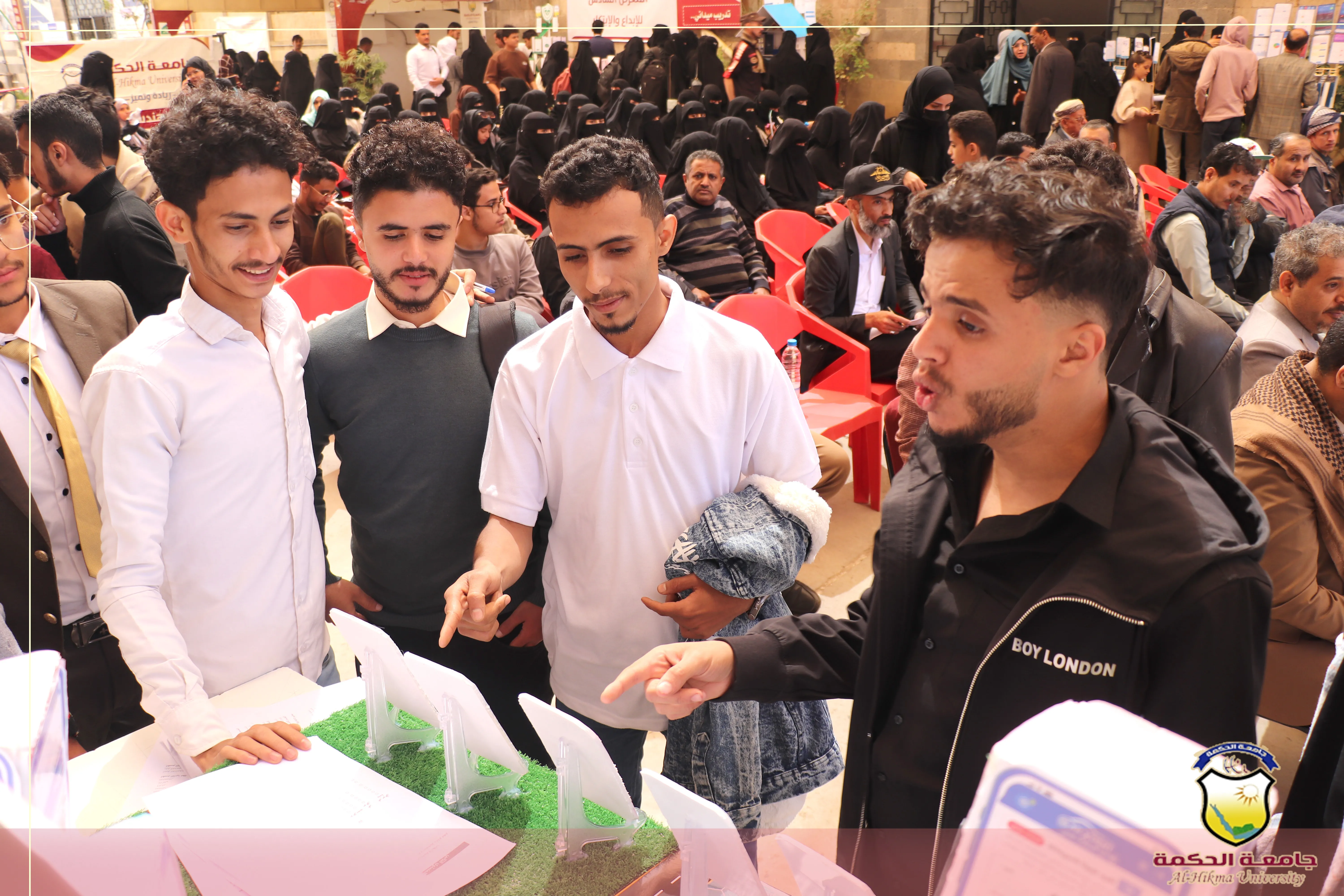 رئيس جامعة الحكمة يفتتح المعرض التقني السادس للإبداع والإبتكار بجامعة الحكمة ويعلن اسماء الفائزين بالمنح التنافسية للعام الجامعي 2025-2026م