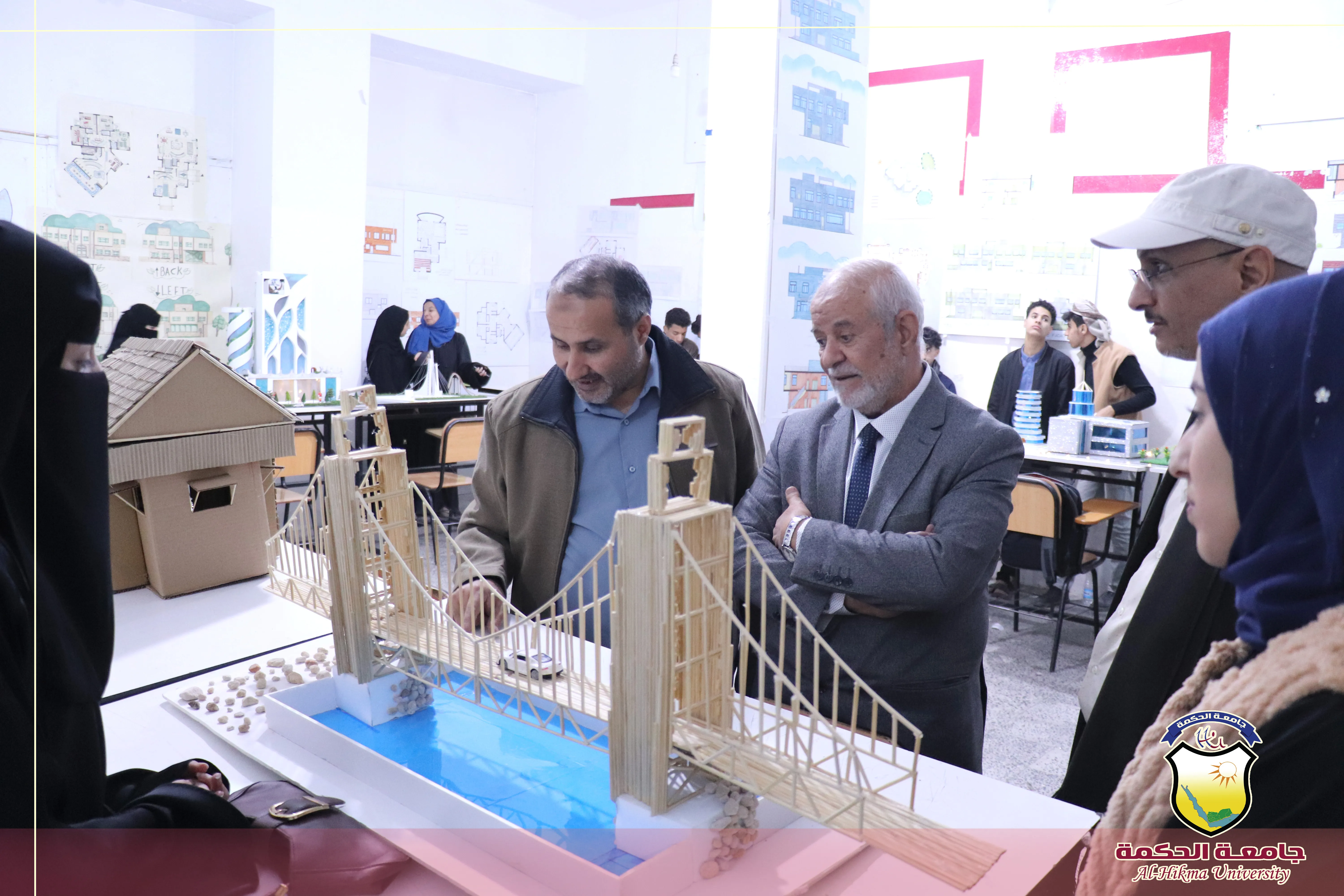 طلبة الهندسة المعمارية بجامعة الحكمة يناقشون مشاريع مقرر أسس تصميم ومقرر رسم وتعبير معماري