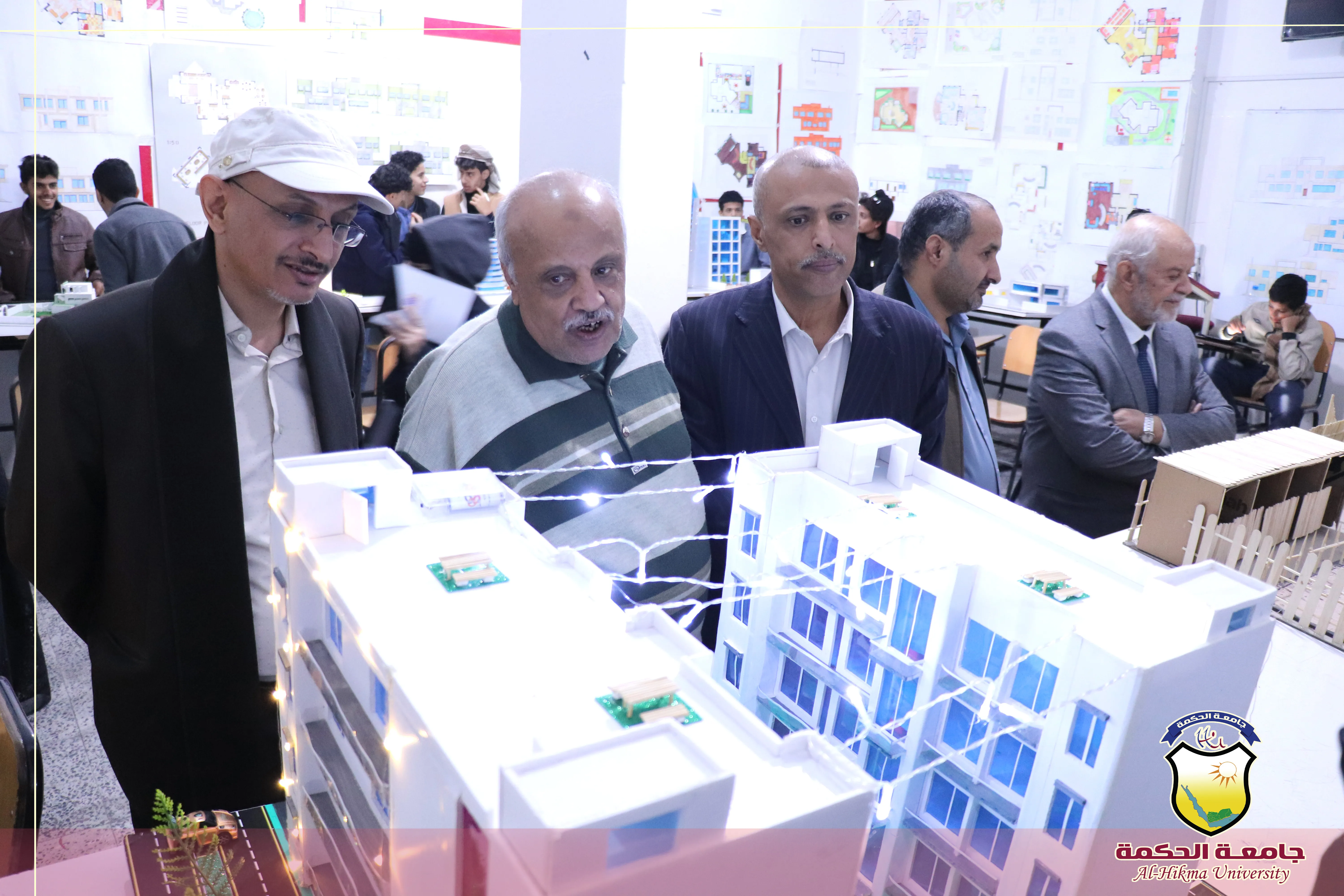 طلبة الهندسة المعمارية بجامعة الحكمة يناقشون مشاريع مقرر أسس تصميم ومقرر رسم وتعبير معماري