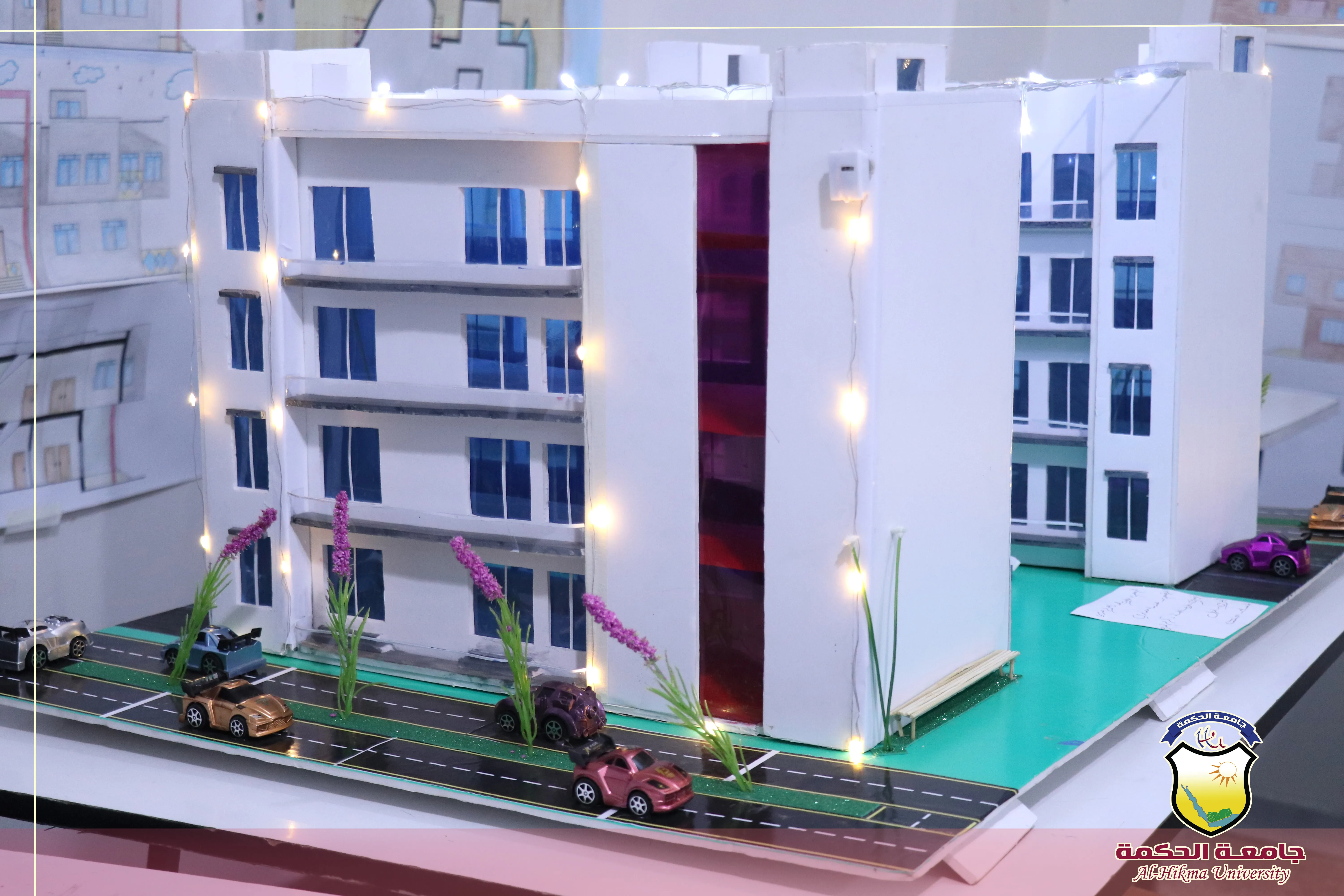 طلبة الهندسة المعمارية بجامعة الحكمة يناقشون مشاريع مقرر أسس تصميم ومقرر رسم وتعبير معماري