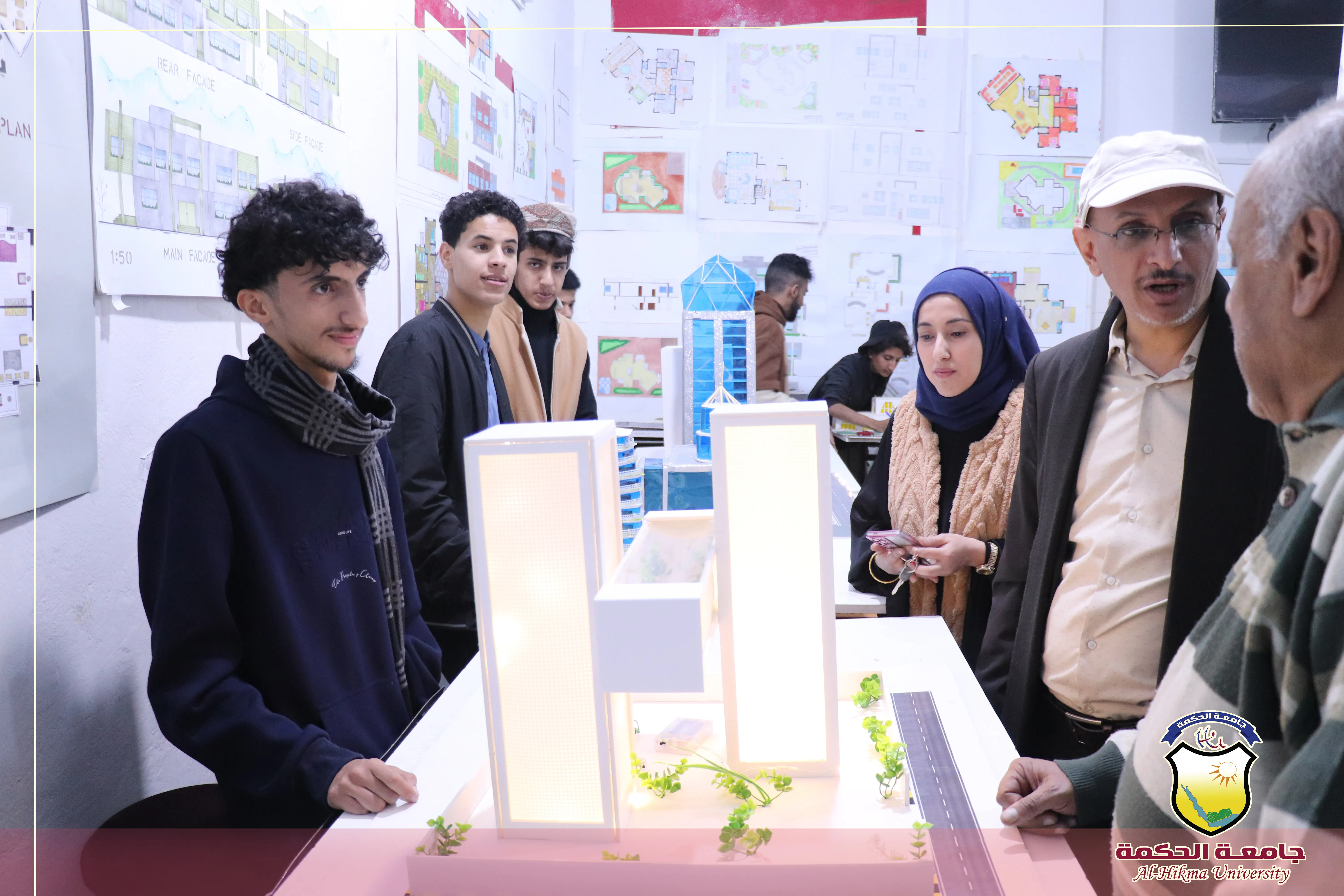 طلبة الهندسة المعمارية بجامعة الحكمة يناقشون مشاريع مقرر أسس تصميم ومقرر رسم وتعبير معماري