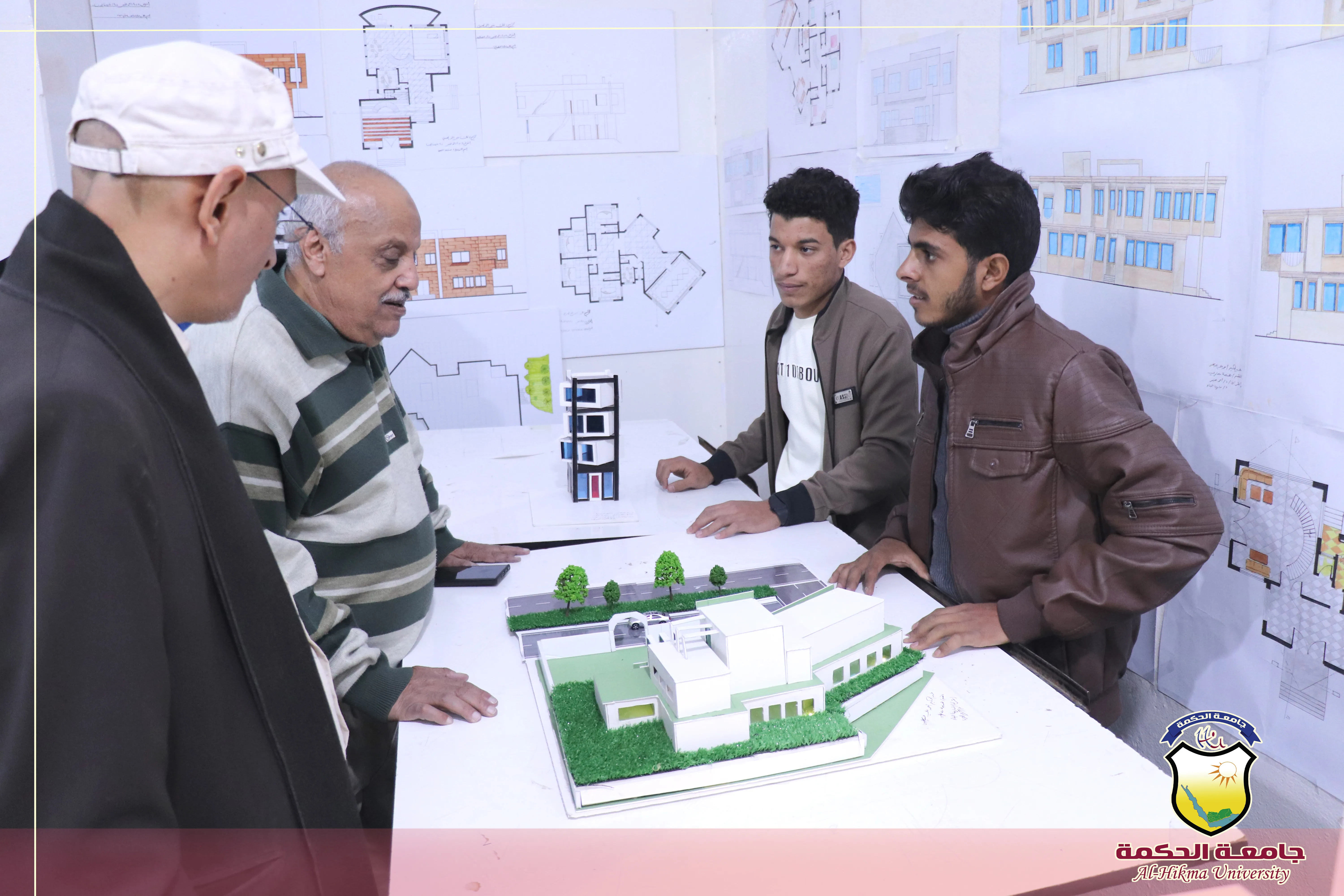 طلبة الهندسة المعمارية بجامعة الحكمة يناقشون مشاريع مقرر أسس تصميم ومقرر رسم وتعبير معماري