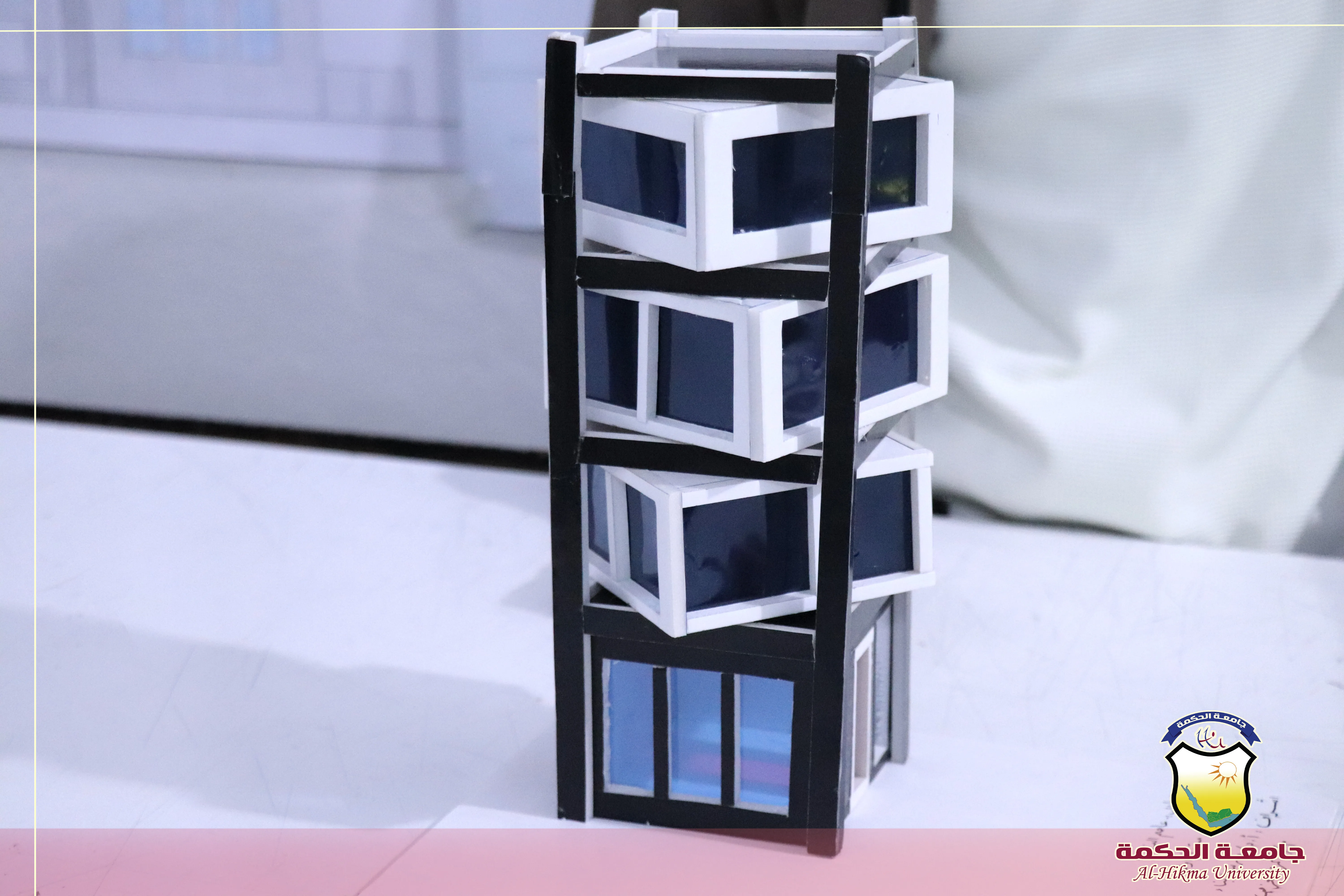 طلبة الهندسة المعمارية بجامعة الحكمة يناقشون مشاريع مقرر أسس تصميم ومقرر رسم وتعبير معماري