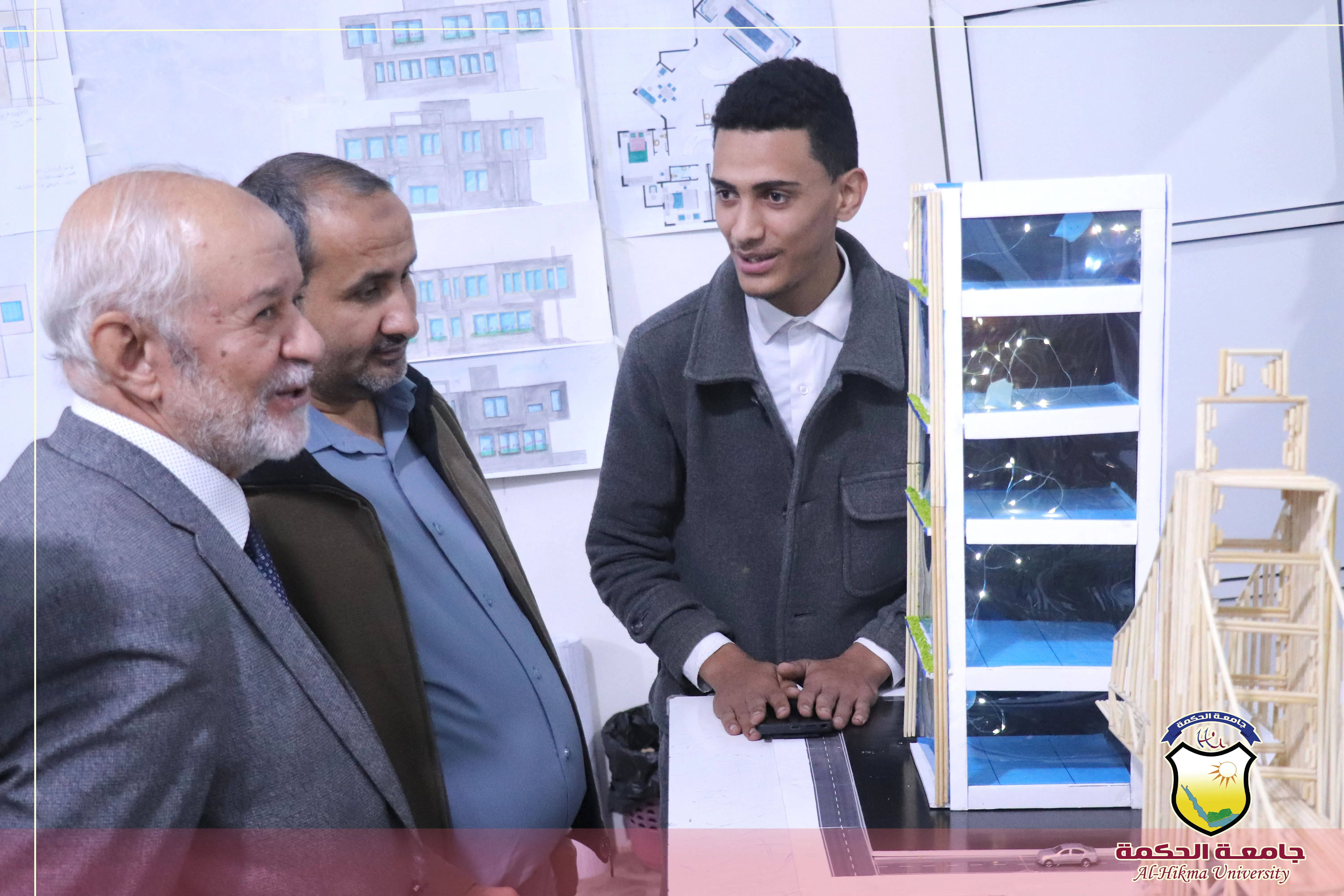 طلبة الهندسة المعمارية بجامعة الحكمة يناقشون مشاريع مقرر أسس تصميم ومقرر رسم وتعبير معماري