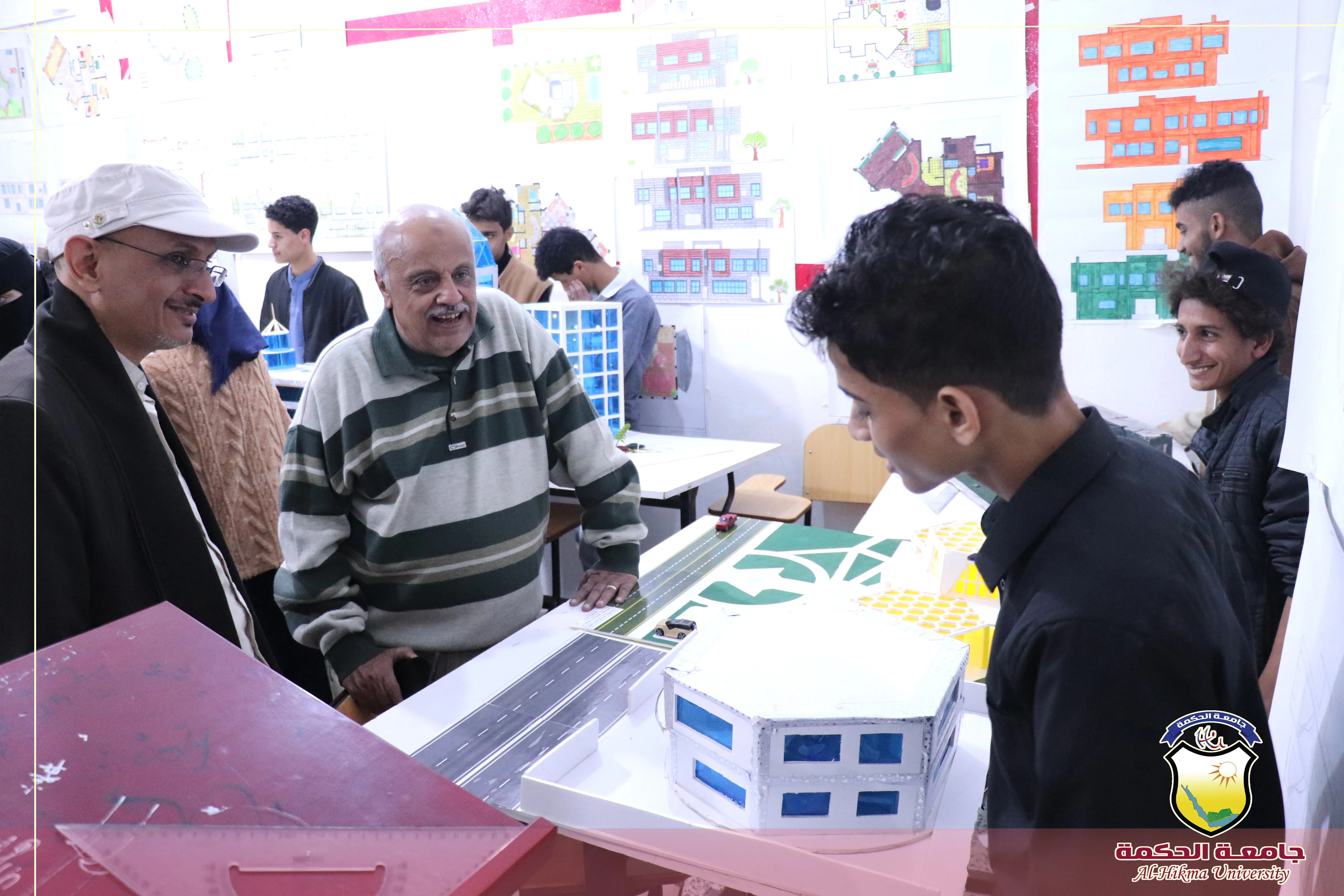 طلبة الهندسة المعمارية بجامعة الحكمة يناقشون مشاريع مقرر أسس تصميم ومقرر رسم وتعبير معماري