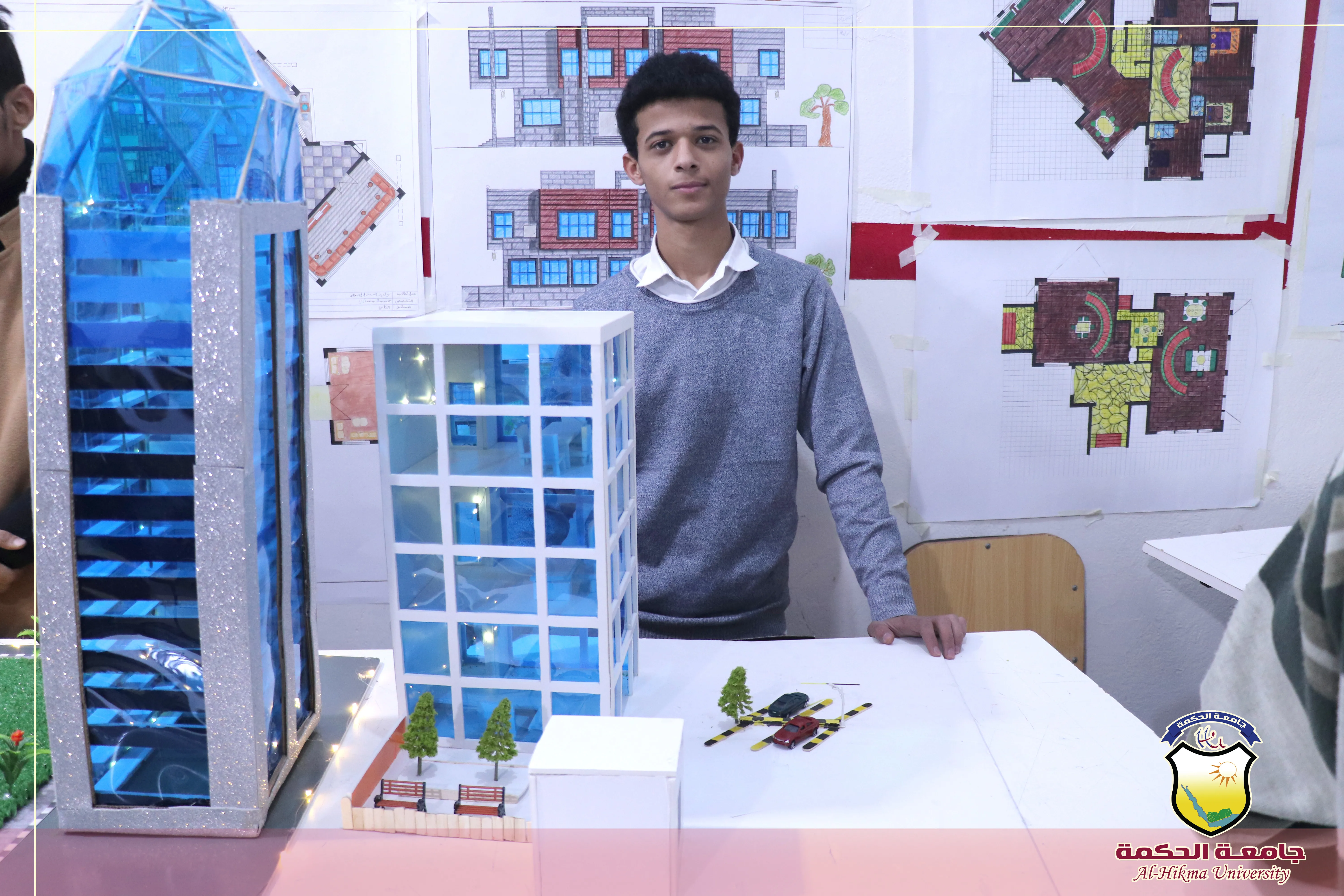 طلبة الهندسة المعمارية بجامعة الحكمة يناقشون مشاريع مقرر أسس تصميم ومقرر رسم وتعبير معماري