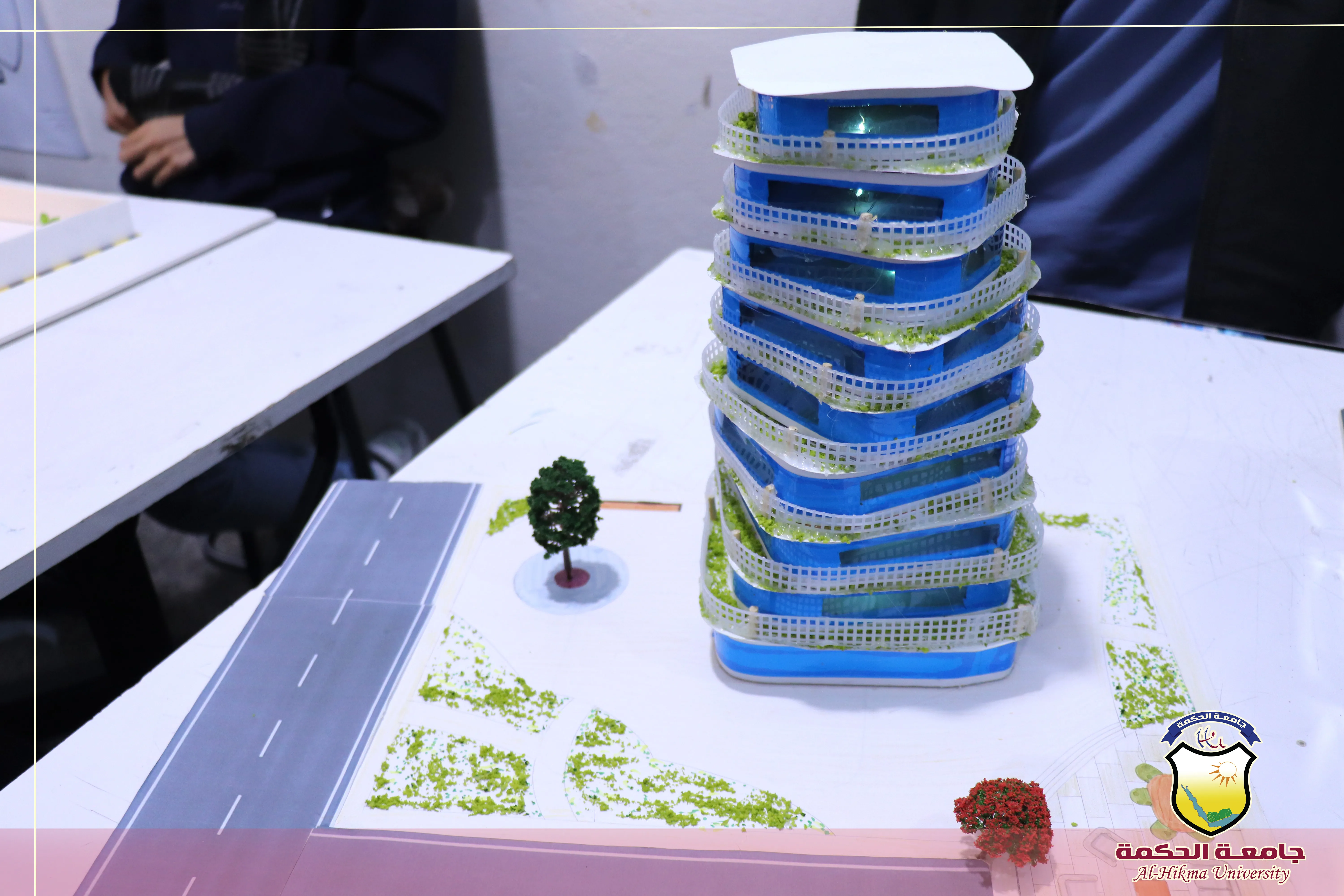 طلبة الهندسة المعمارية بجامعة الحكمة يناقشون مشاريع مقرر أسس تصميم ومقرر رسم وتعبير معماري