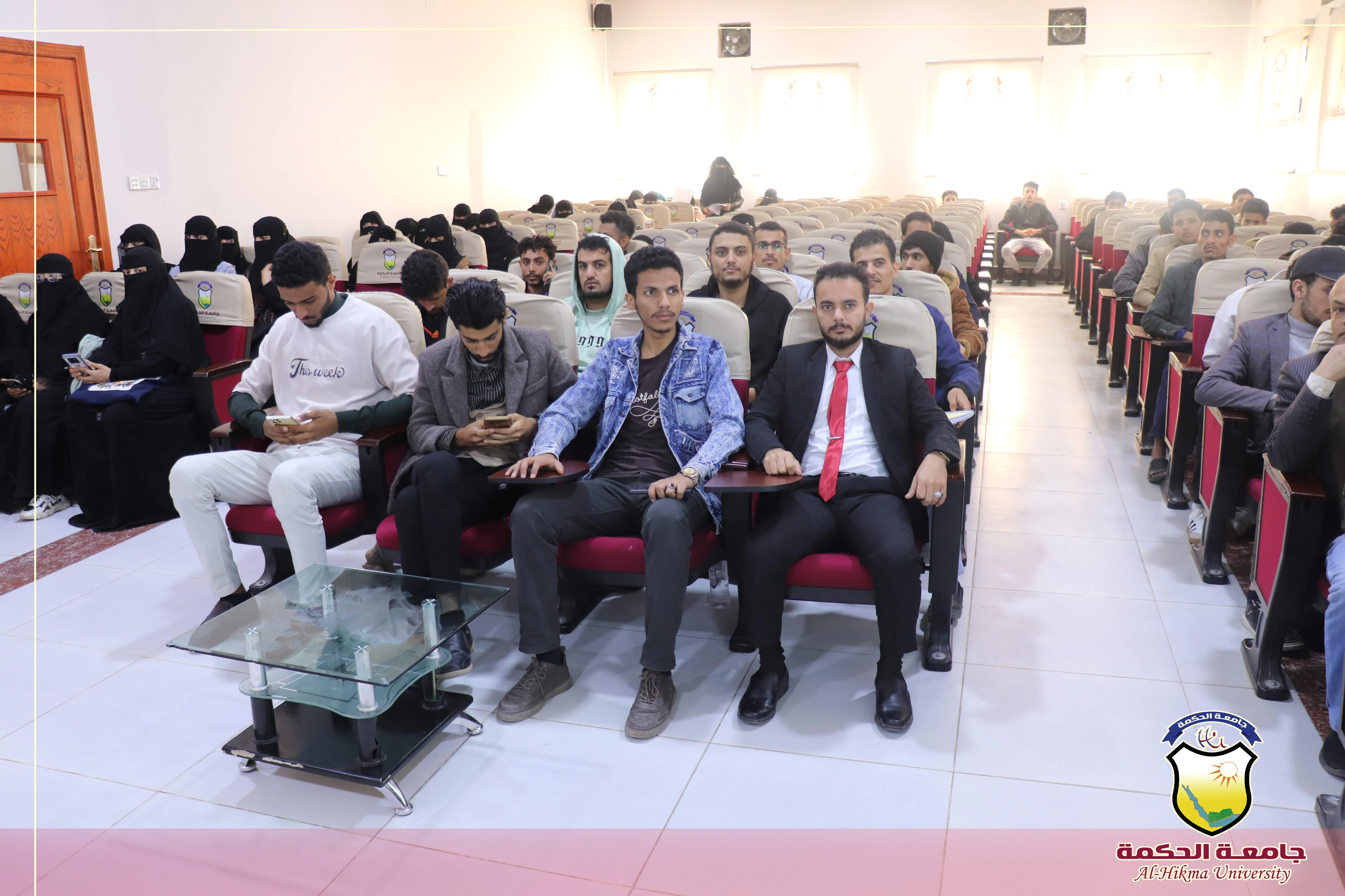 جامعة الحكمة تنظم ورشة عمل بالشراكة مع مجموعة هائل سعيد أنعم حول كيفية كتابة السيرة الذاتية