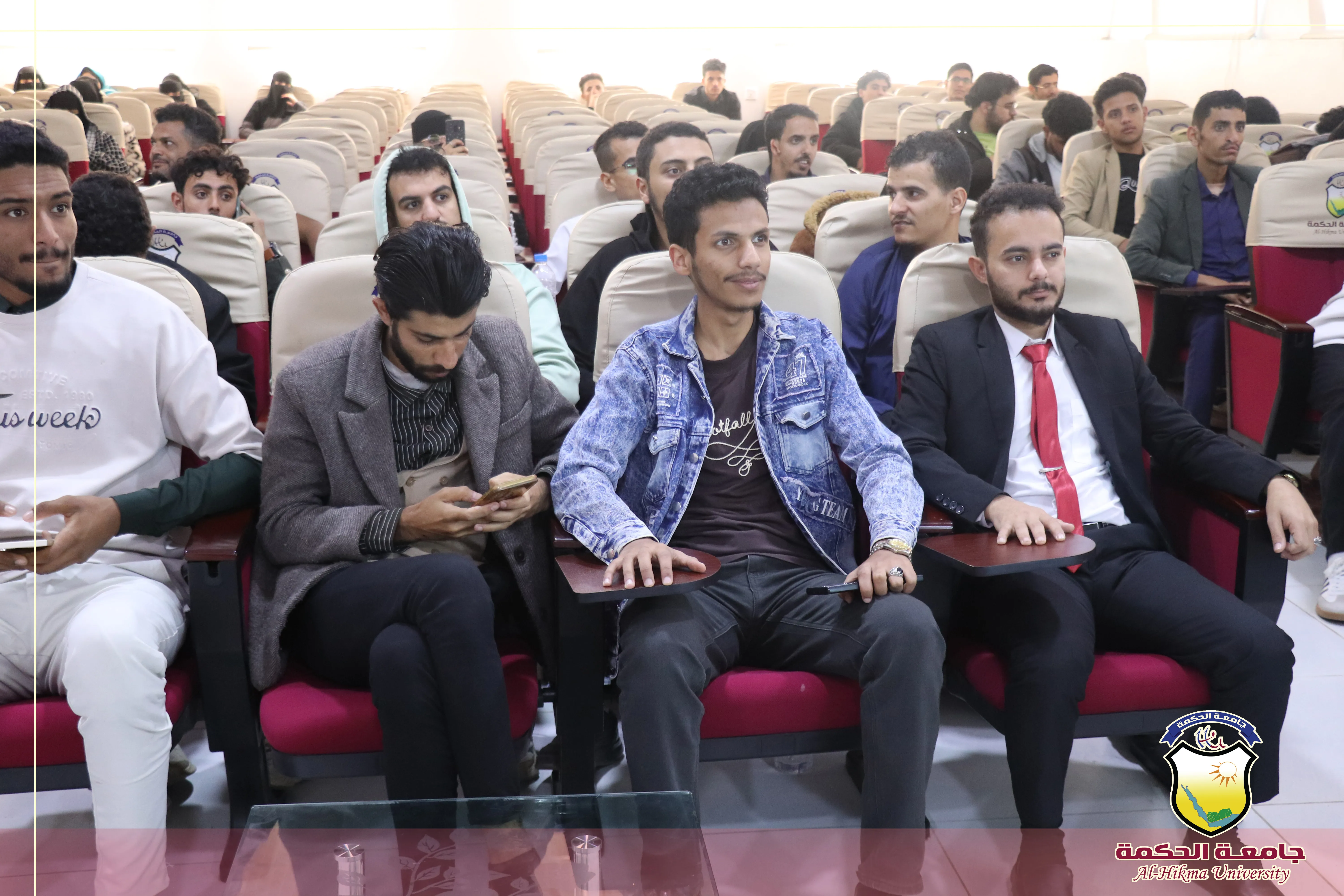 جامعة الحكمة تنظم ورشة عمل بالشراكة مع مجموعة هائل سعيد أنعم حول كيفية كتابة السيرة الذاتية