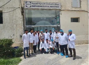 جامعة الحكمة تنظم زيارة علمية لطلاب الصيدلة إلى مصنع بيوفارما للتعرف على الصناعة الدوائية