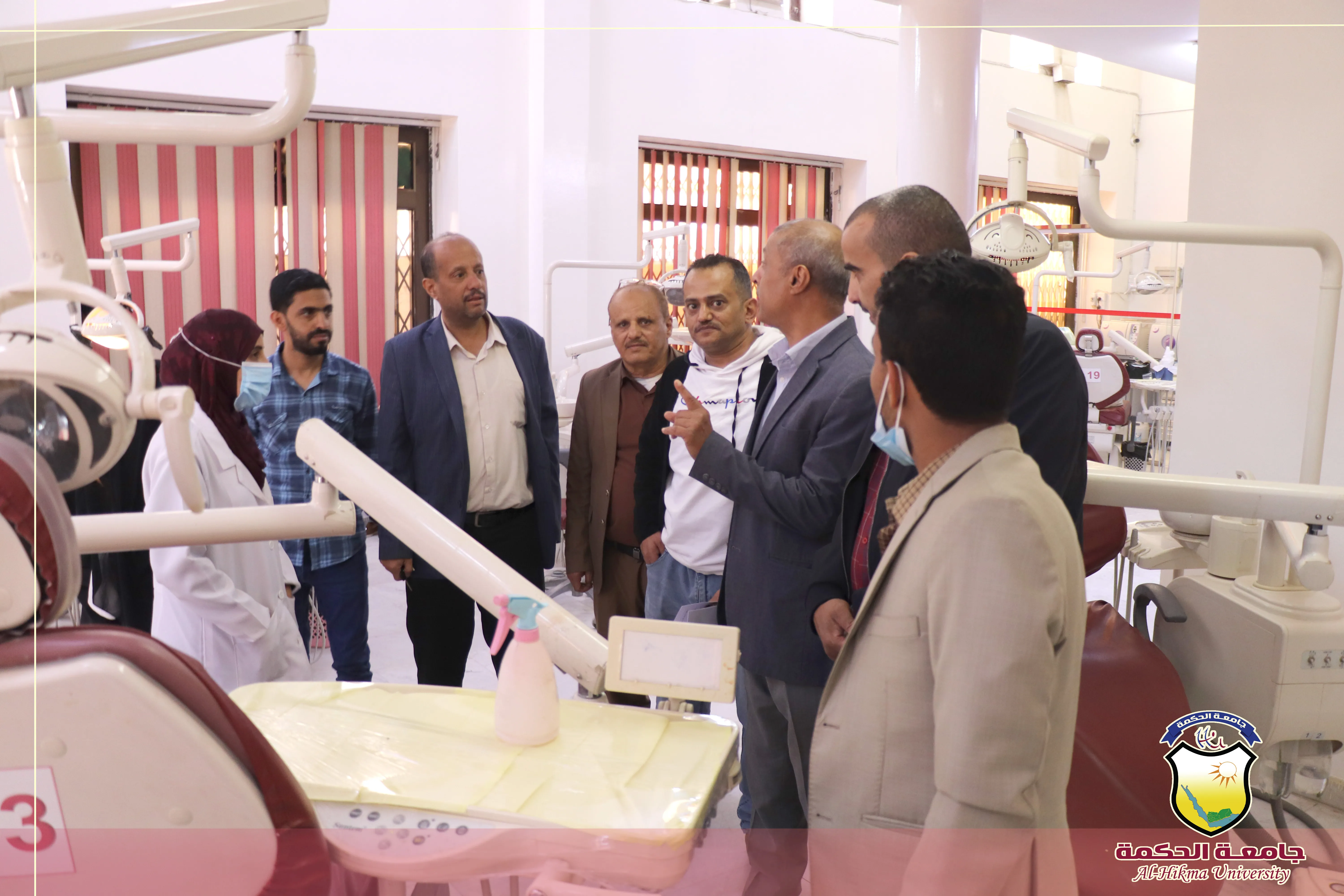 جامعة الحكمة تستقبل الكادر الزائر من مجموعة هائل سعيد أنعم وشركاه لتعزيز الشراكة والاطلاع على العملية التعليمية