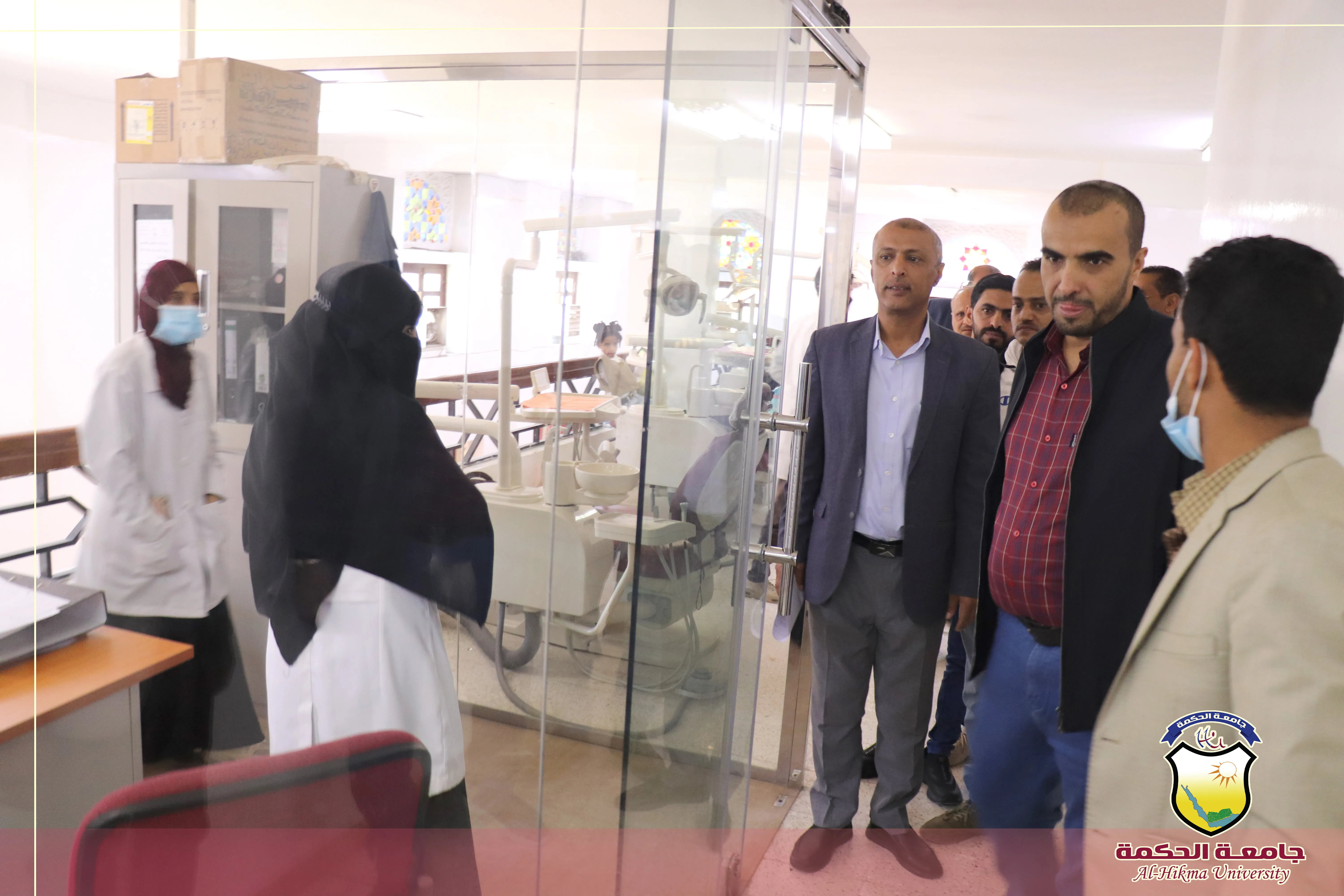 جامعة الحكمة تستقبل الكادر الزائر من مجموعة هائل سعيد أنعم وشركاه لتعزيز الشراكة والاطلاع على العملية التعليمية