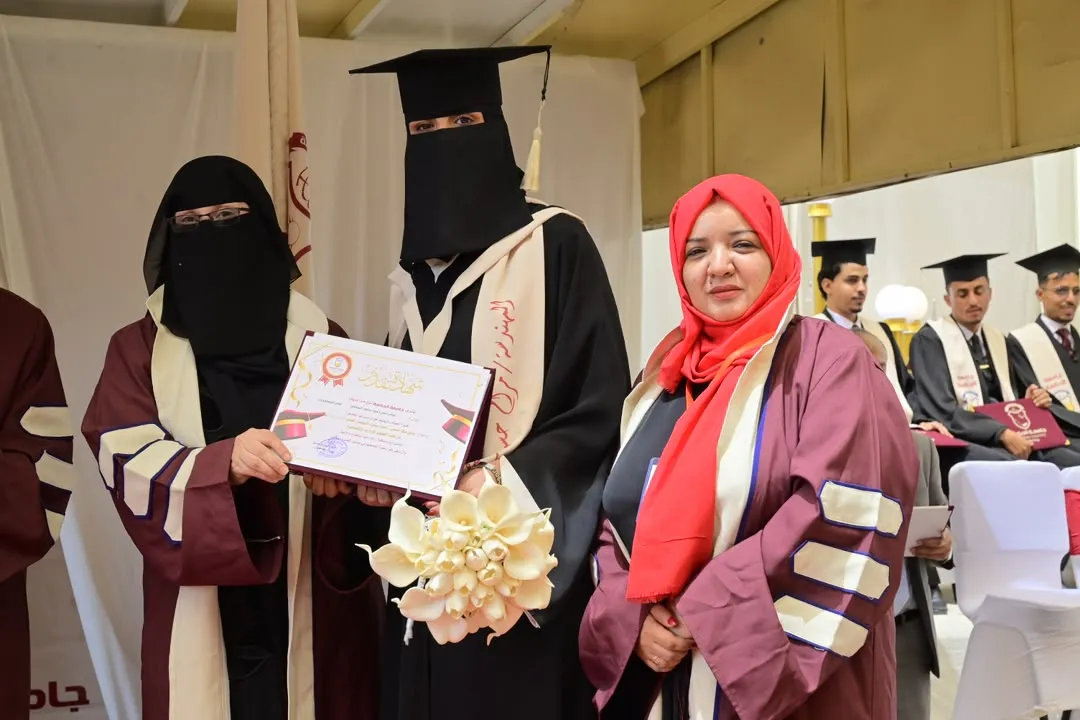 جامعة الحكمة بصنعاء تدشن مشروع احتفالات التخرج لجميع كلياتها بحفل خطابي لخريجي كلية العلوم الإدارية و الإنسانية