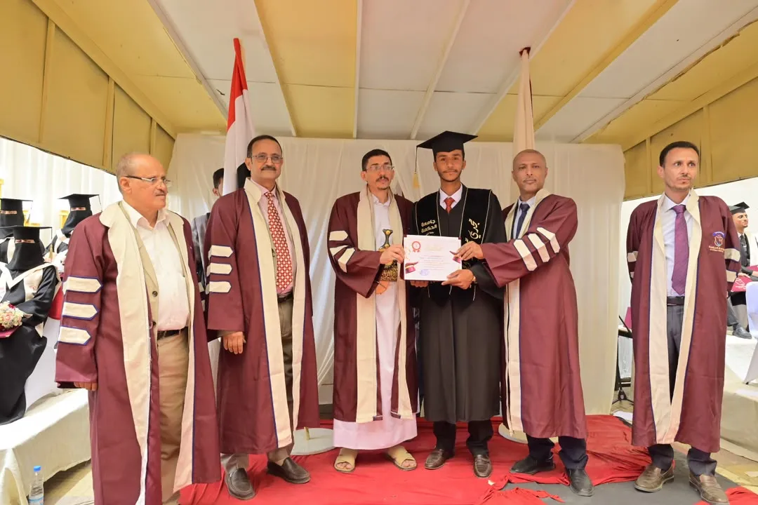 جامعة الحكمة بصنعاء تدشن مشروع احتفالات التخرج لجميع كلياتها بحفل خطابي لخريجي كلية العلوم الإدارية و الإنسانية