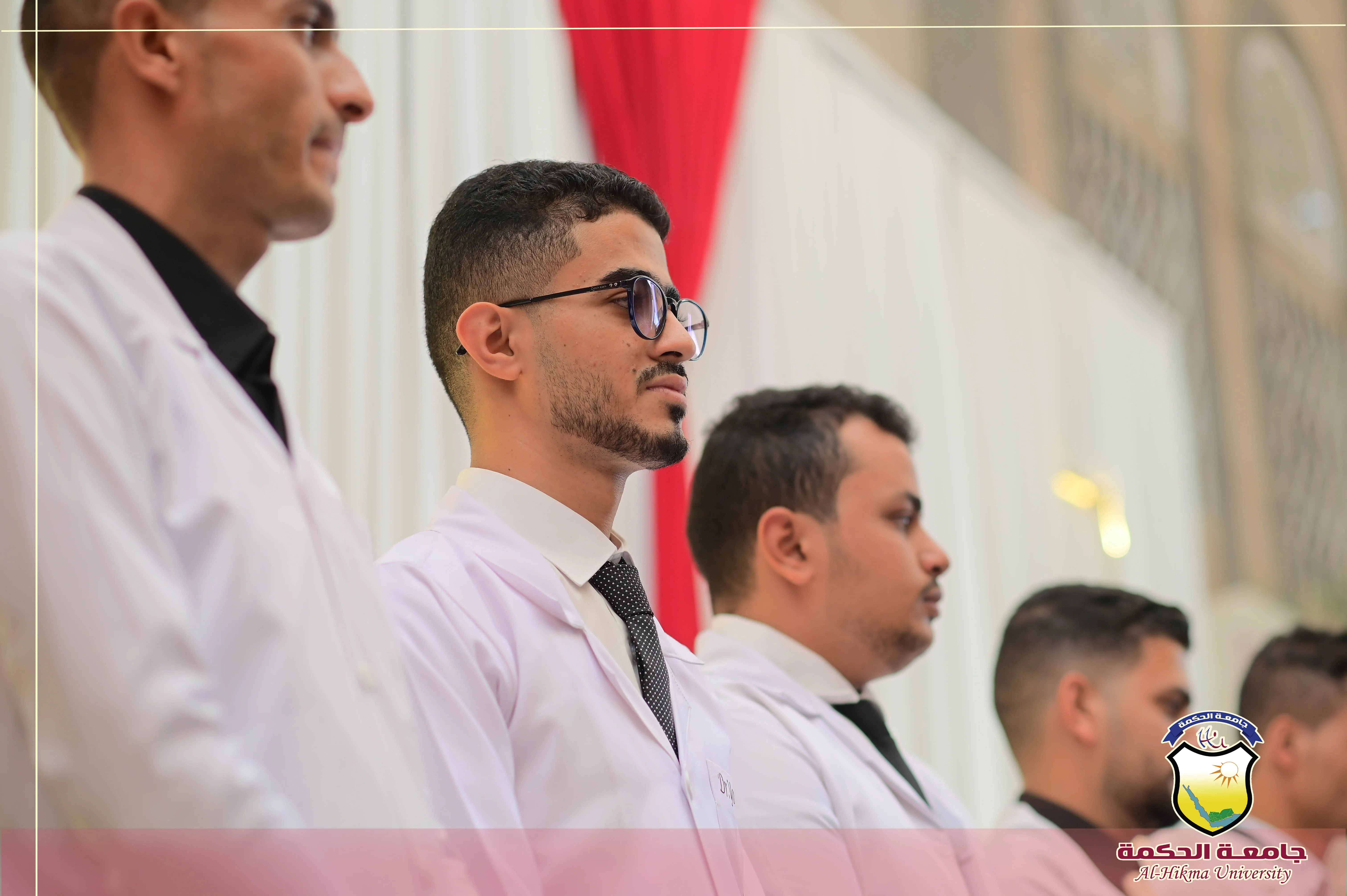 جامعة الحكمة تحتفي بتخريج 53 طالباً وطالبة من كلية العلوم الطبية