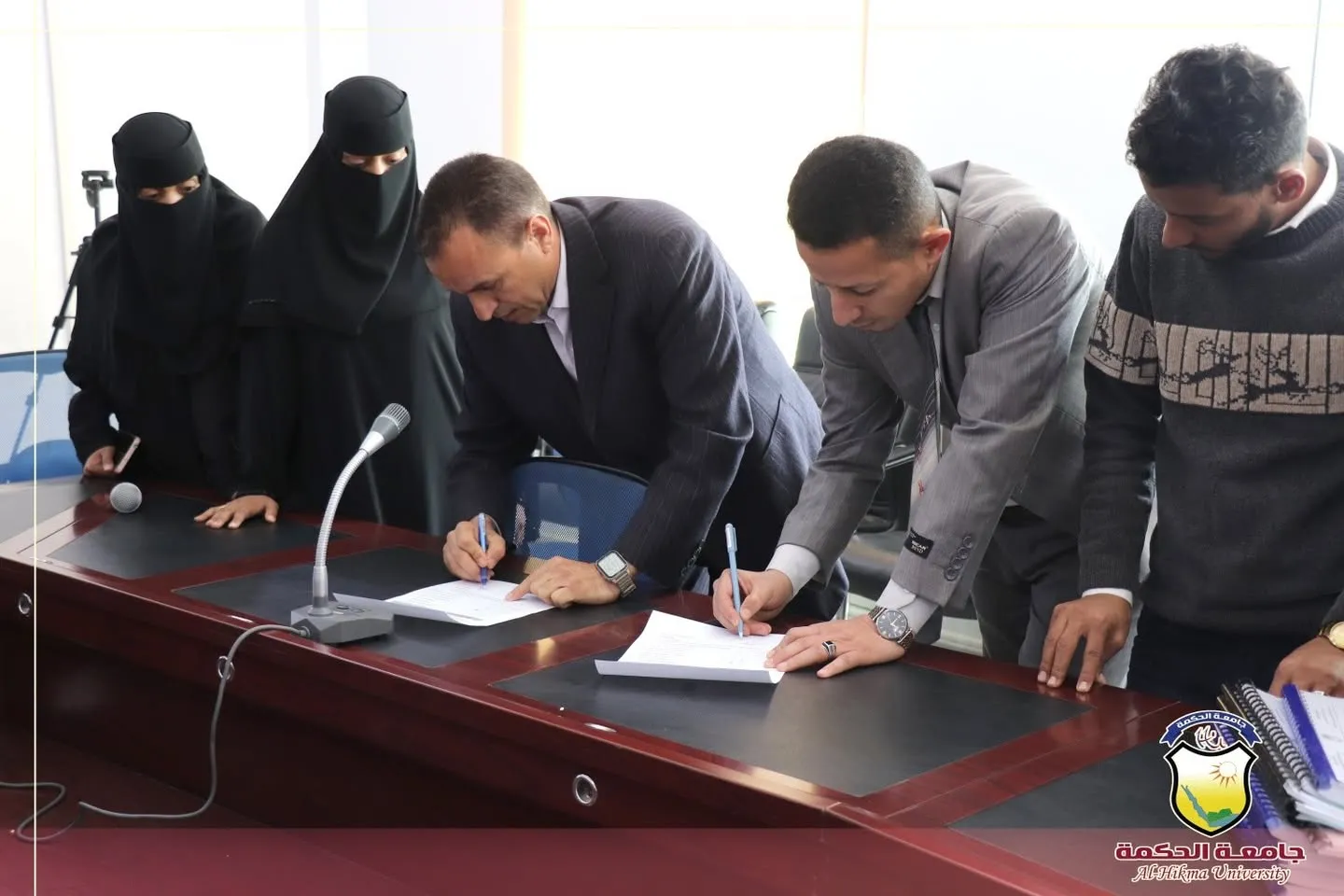 جامعة الحكمة تّسلّم ملفات التقويم الذاتي لبرنامجي الطب العام والجراحة وطب وجراحة الفم والأسنان إلى مجلس الاعتماد الأكاديمي