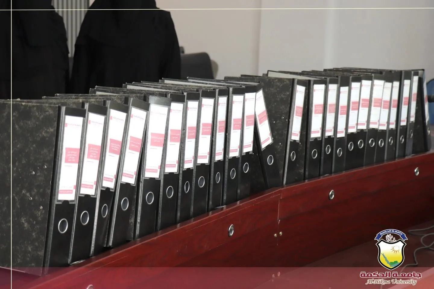 جامعة الحكمة تّسلّم ملفات التقويم الذاتي لبرنامجي الطب العام والجراحة وطب وجراحة الفم والأسنان إلى مجلس الاعتماد الأكاديمي